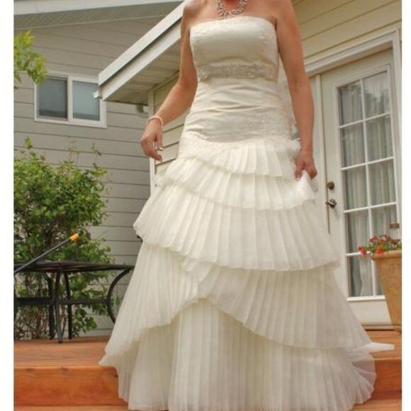 White by Vera Wang Strapless Wedding Gown - 18 - Picture 5 of 12